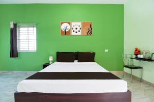 Postel nebo postele na pokoji v ubytování Hotel O Bhubaneshwar Near ITER College