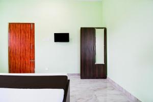 TV a/nebo společenská místnost v ubytování Hotel O Bhubaneshwar Near ITER College