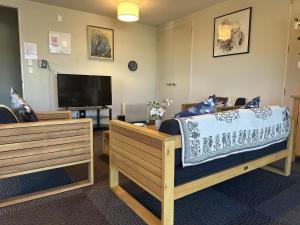 une chambre avec un lit et une télévision à écran plat dans l'établissement Mia's lovely home with lake view, à Rotorua