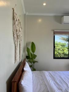 Uma cama ou camas num quarto em Sondela Lambug Room2 w pool mountain seaview