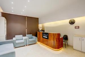 ein Wartezimmer mit zwei Stühlen und einem Tisch in der Unterkunft Collection O George Town in Colonelganj