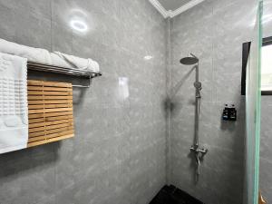 Koupelna v ubytování Sondela Lambug Room2 w pool mountain seaview