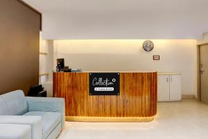 eine Rezeption in einem Zimmer mit einem Schild darauf in der Unterkunft Collection O George Town in Colonelganj