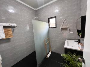 Uma casa de banho em Sondela Lambug Room2 w pool mountain seaview