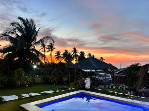 O nascer ou o pôr do sol visto a partir da casa de hóspedes
