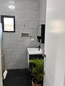 Imagem da galeria de Sondela Lambug Room2 w pool mountain seaview em Badian