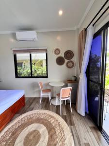 Uma cama ou camas num quarto em Sondela Lambug Room2 w pool mountain seaview