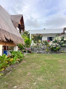 Um jardim no exterior de Sondela Lambug Room2 w pool mountain seaview