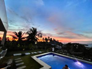 A piscina em ou perto de Sondela Lambug Room2 w pool mountain seaview