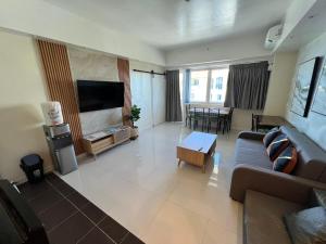 La Mirada Residences Sea-view Suites的电视和/或娱乐中心