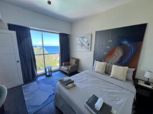 La Mirada Residences Sea-view Suites客房内的一张或多张床位