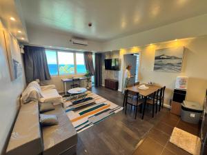La Mirada Residences Sea-view Suites的休息区