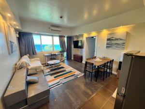 La Mirada Residences Sea-view Suites的休息区