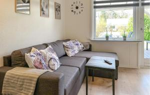 ein Wohnzimmer mit Sofa und Tisch in der Unterkunft Lovely Apartment In Nexø With Sauna in Neksø