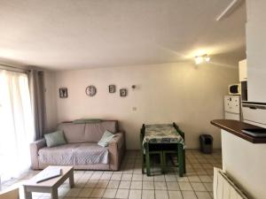 ein Wohnzimmer mit Sofa und Tisch in der Unterkunft Vallon des sources digne les bains in Digne-les-Bains + 6 Fotos