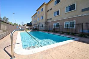 贝克斯菲尔德贝克斯菲尔德6号公寓式酒店的建筑物前的游泳池