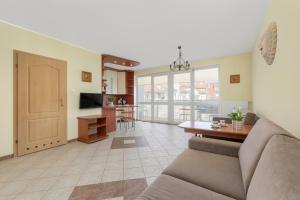Telewizja i/lub zestaw kina domowego w obiekcie Jasny i Delikatny Apartament Sun Seasons 24 w Kołobrzegu by Noclegi Renters