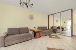 Posezení v ubytování Jasny i Delikatny Apartament Sun Seasons 24 w Kołobrzegu by Noclegi Renters + 20 fotografií