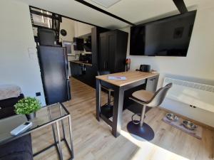 a small living room with a table and a chair at Tiny House am See Dillich - Schwimmteich - Klimaanlage - Hunde willkommen - Eigener Garten in Borken