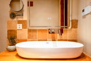 Bilik mandi di Xianxiuju Garden Courtyard B&B