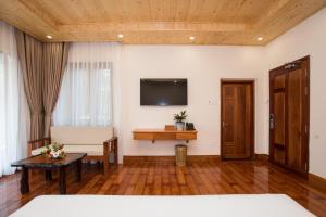 TV a/nebo společenská místnost v ubytování Phi Yen Eco Resort Can Tho