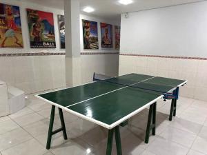Stolní tenis v ubytování Caldera Hotel & Restaurant nebo okolí