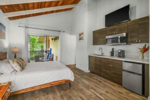 Køkken eller tekøkken på Charming Princeville Studio, AC, Pool, Hot Tub