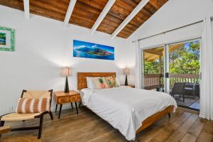 En eller flere senge i et værelse på Charming Princeville Studio, AC, Pool, Hot Tub + 9 billeder