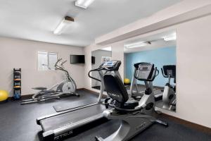 Fitness centrum a/nebo fitness zařízení v ubytování Days Inn by Wyndham Albany SUNY