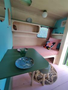 Camping Les Ronds Duval face aux îles anglo-normandes的休息区