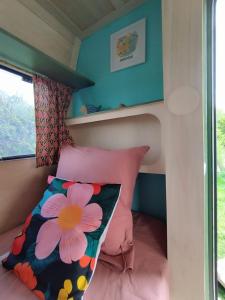 Camping Les Ronds Duval face aux îles anglo-normandes客房内的一张或多张床位