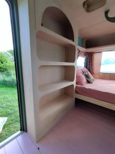 Camping Les Ronds Duval face aux îles anglo-normandes客房内的一张或多张床位