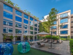 Bazén v ubytování Hyatt Centric Candolim Goa nebo v jeho okolí