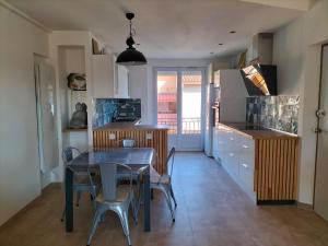 Posezení v ubytování Appartement à Saint-Aygulf, à 50 m de la plage, avec parking privé