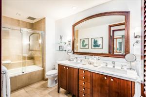 une salle de bains avec lavabo, baignoire et toilettes dans l'établissement Welcome To Our Beautifully Remodeled & Redecorated Sea La Vie L510 At Wailea Beach Villas!, à Wailea