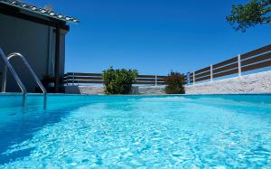Бассейн в Fontana Luxury Villa Salakos With Pool Near Beach или поблизости