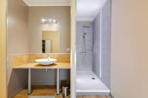 a bathroom with a sink and a shower at Agréable Gite Au Fil du Temps in Walcourt