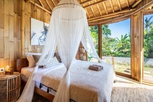 Postel nebo postele na pokoji v ubytování Noon Bamboo Villas Pererenan + 147 fotografií