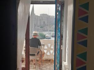 Rõdu või terrass majutusasutuses NiLe ViEW RANA NUbian Guest HOUES