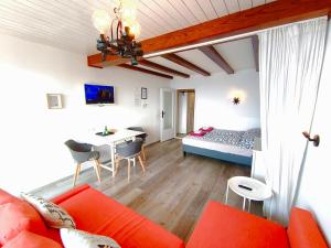 A seating area at MOOKI Mountain & Pool Gerlitzen Apartment