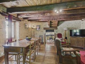 TV a/nebo společenská místnost v ubytování Maison de campagne pour 6 avec piscine et jardin