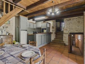 Kuchyň nebo kuchyňský kout v ubytování Maison de campagne pour 6 avec piscine et jardin