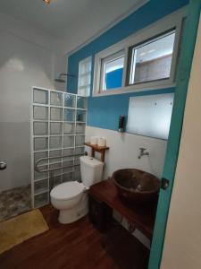 Koupelna v ubytování Lunazul Guesthouse