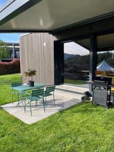 PorzaRelais Dulce Vitae的草地上带桌椅的庭院