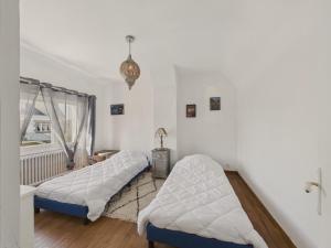 a bedroom with two beds and a window at Maison pour 4 avec grand jardin - Pont Aven in Pont-Aven