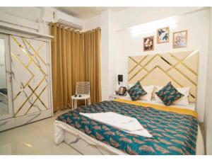 Giường trong phòng chung tại Saara Residency