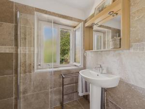 a bathroom with a sink and a shower at Charmante maison dans le Perigord Noir pour 7 in Plazac +18 photos