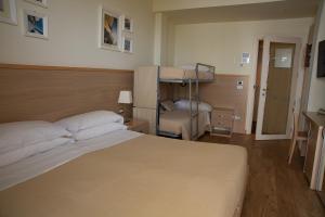 Postel nebo postele na pokoji v ubytování Hotel Kursaal - FRONTE MARE CON PISCINA