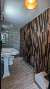 テラにあるDufigati villa'sの浴槽、洗面台、トイレを備えたバスルーム