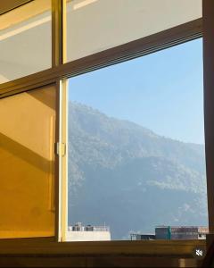 Nespecifikovaný výhled na hory nebo výhled na hory při pohledu z hostelu